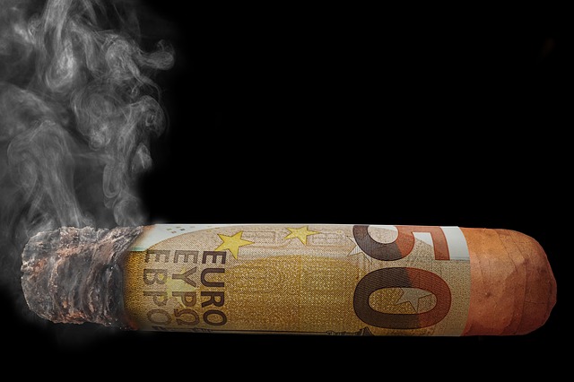 【喫煙者閲覧注意！】タバコを吸っていると時給500円分も収入が落ちる？！