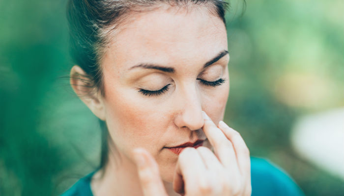 ヨガの定番テクニック「片鼻呼吸法」でリラックス効果＆緊張やストレスを即撃退！