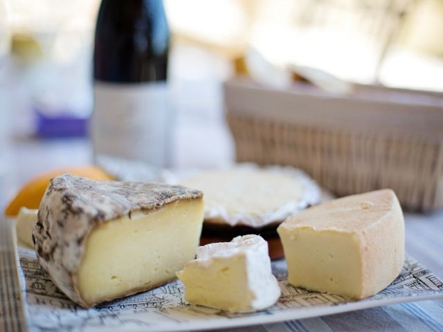 飽和脂肪酸は減らすべき？いや、摂取源をチーズにすれば話は別かもよ