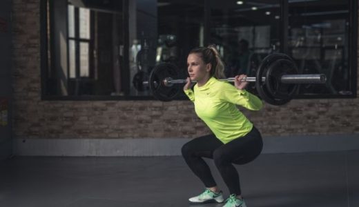 スクワット vs ヒップスラスト！女性のお尻をキュッと引き締める筋トレ種目はどっちだ？