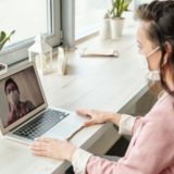 Skype、Zoom、LINE…オンラインのビデオ通話で人との関わりは深められるのか？