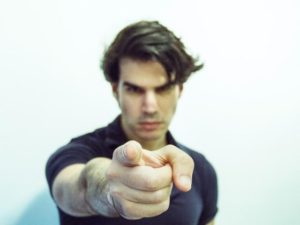 【無礼な人とは距離を置くべし？】他人が無礼な振る舞いをしているのを見ると認知的なパフォーマンスが落ちる