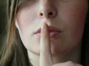 沈黙か優しい嘘か...真実を打ち明けない場合、どちらが相手の為になるのか？という実験結果