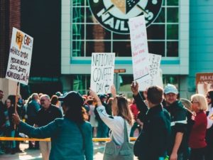 保守派とリベラル派はどちらの方が幸せなのか？