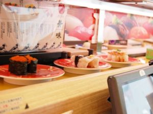 マインドフルネスを楽しく鍛える斬新なエクササイズ「回転寿司のメタファー」のやり方