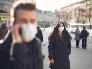 新型コロナウイルス(COVID-19)の感染拡大を防ぐソーシャルディスタンス・マスク選び・目の保護をまとめたメタ分析