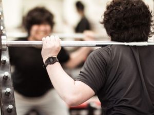 フリーウェイトのスクワットで重量を下げると筋活動も減るが【ある工夫】をすればカバーできるらしい