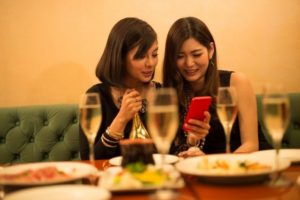 食事中に気を逸らせば食べる量が減る！という実験結果