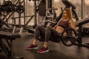 筋トレ種目「バーベルヒップスラスト」を徹底解剖！活動する筋肉やトレーニング効果の転移まで